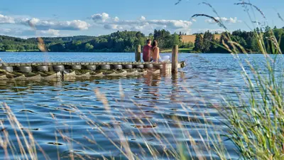 Paar auf einem Steg an einem See im Fichtelgebirge