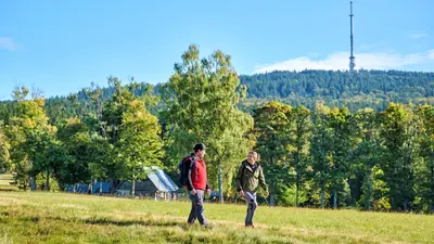 Wanderer mit Blick auf Ochsenkopf
