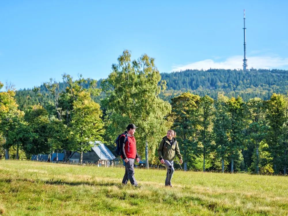 Wanderer mit Blick auf Ochsenkopf