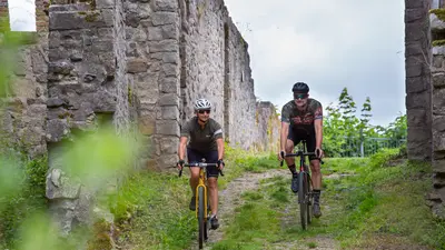 Gravelweg an Burgruine Bramberg