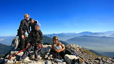 Familie auf dem Gipfel der Kampenwand