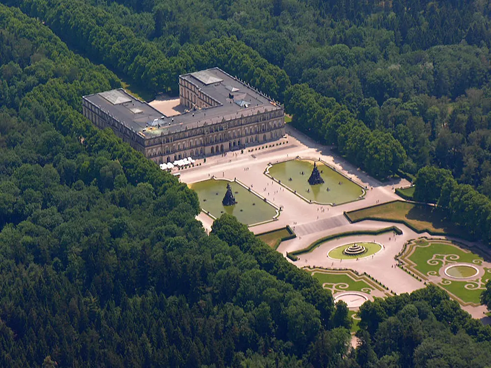 Luftbild vom Schloss Herrenchiemsee