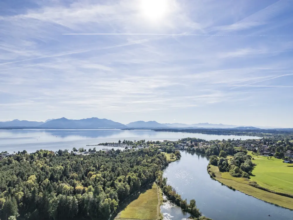 Bergpanorama vom Chiemsee und Alzabfluss