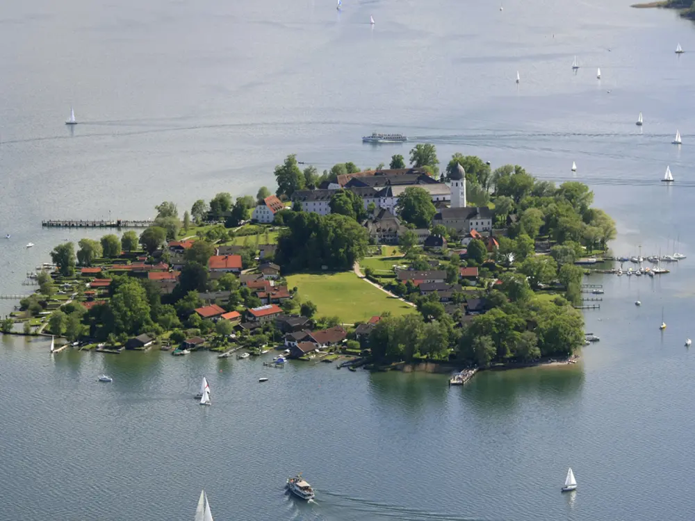 Luftbild der Fraueninsel im Chiemsee
