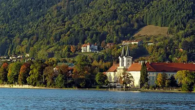 Kloster mit Tegernsee im Vordergrund
