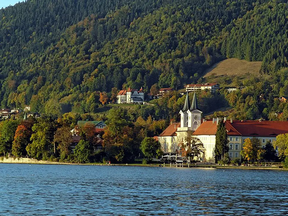 Kloster mit Tegernsee im Vordergrund
