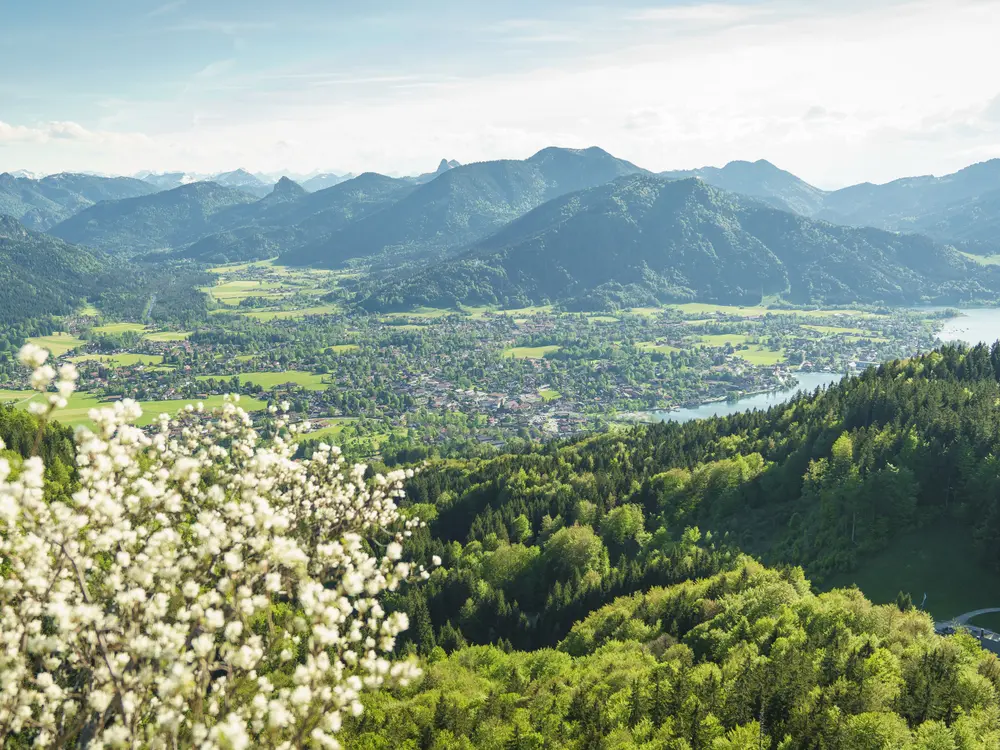 Blick von der Riedersteinkapelle am Abend auf den Tegernsee und Rottach-Egern