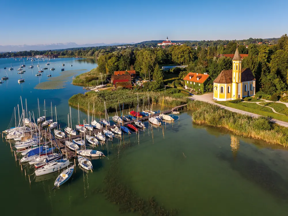 Luftbildaufnahme vom Hafen in Dießen in der Region Ammersee-Lech