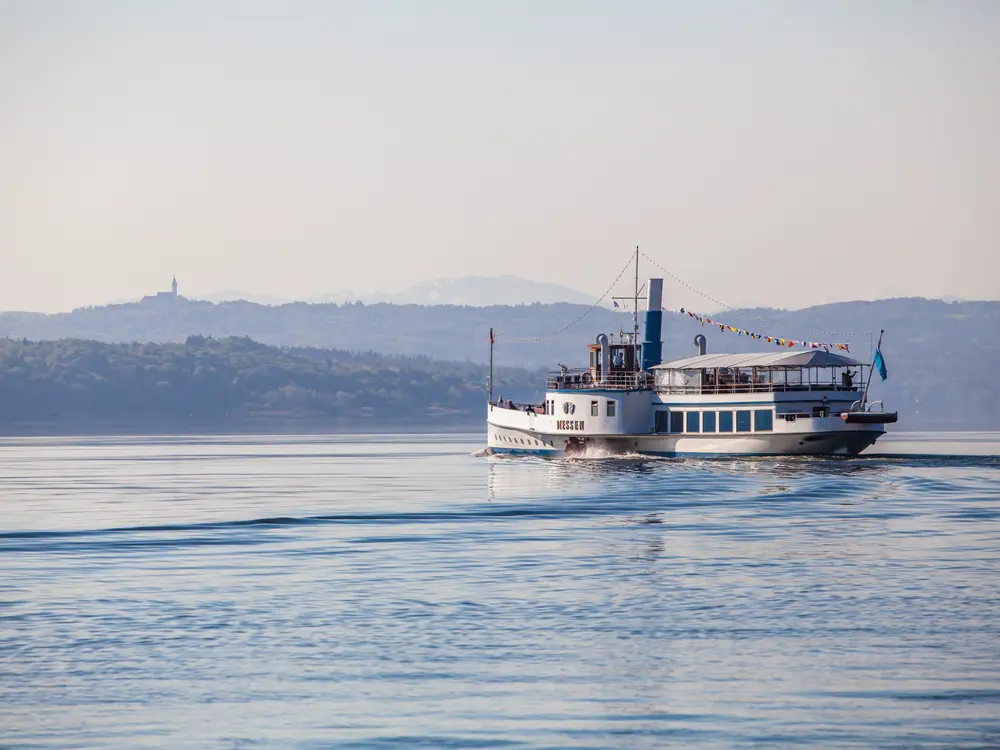 Schiff auf dem Ammersee in der Region Ammersee-Lech