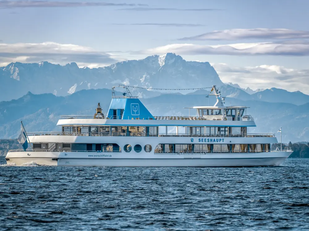 Schiff vor spektakulärer Bergkulisse