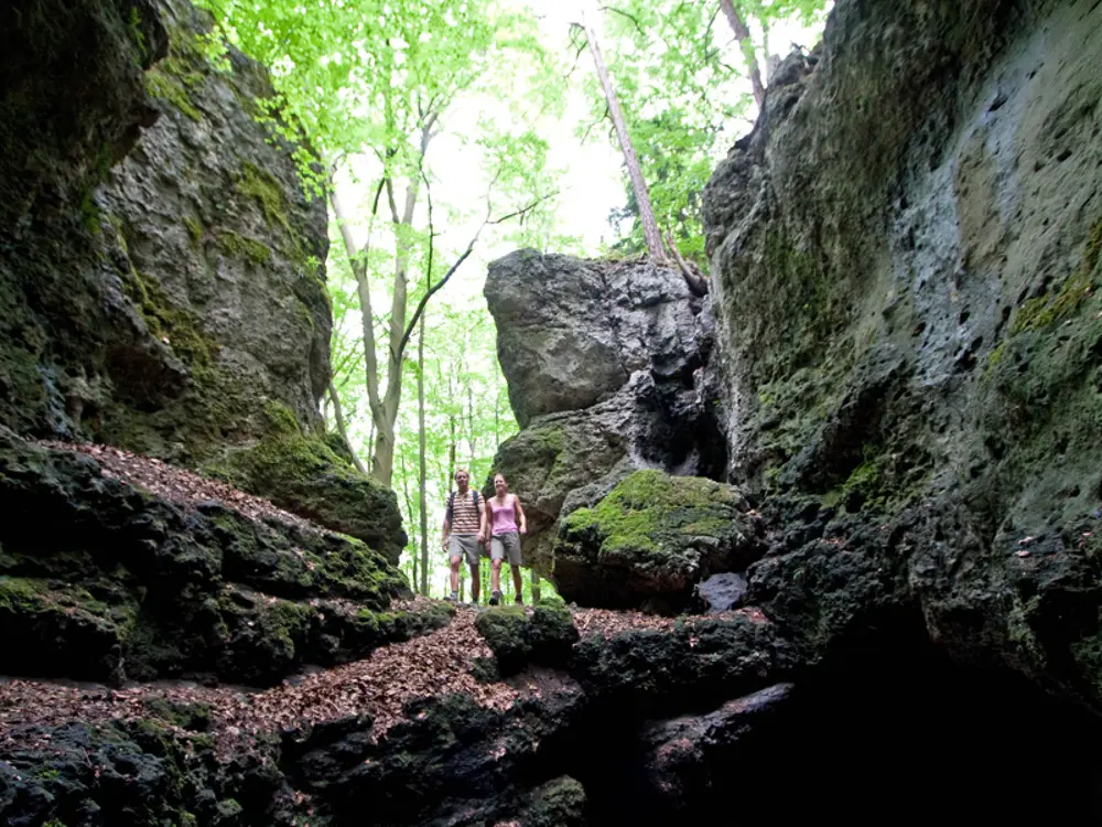 Wanderer auf dem Höhlenrundwanderweg in Hirschbach
