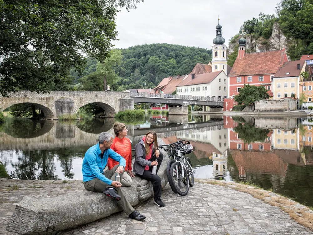 Radfahrer machen in Kallmünz Pause auf dem Fünf-Flüsse-Radweg