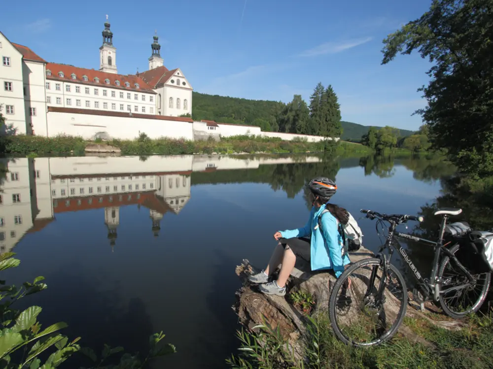 Radfahrer macht Pause am Kloster Pielenhof