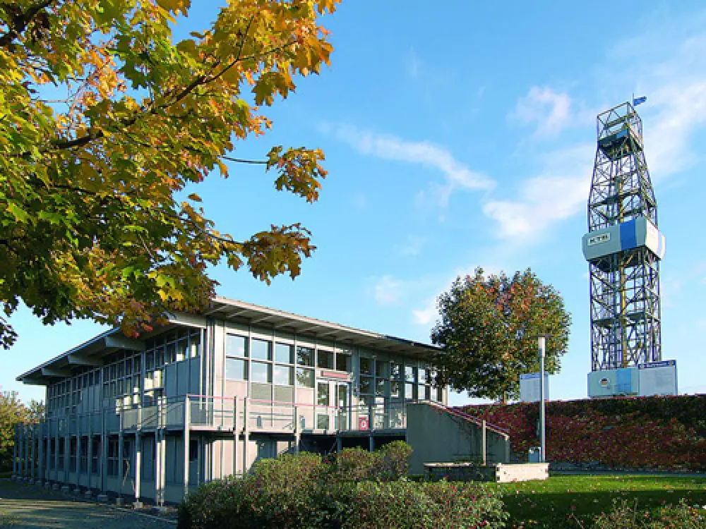 Geozentrum-KTB mit Bohrturm