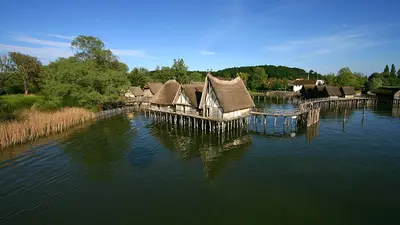 Das Pfahlbaumuseum mit 23 Steinzeithäusern