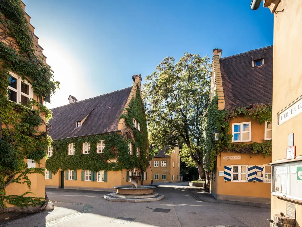 Als erste Sozialsiedlung der Welt wurde die Fuggerei 1521 von Jakob dem Reichen gestiftet.