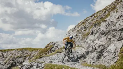 Mountainbiker in den Bergen von Davos