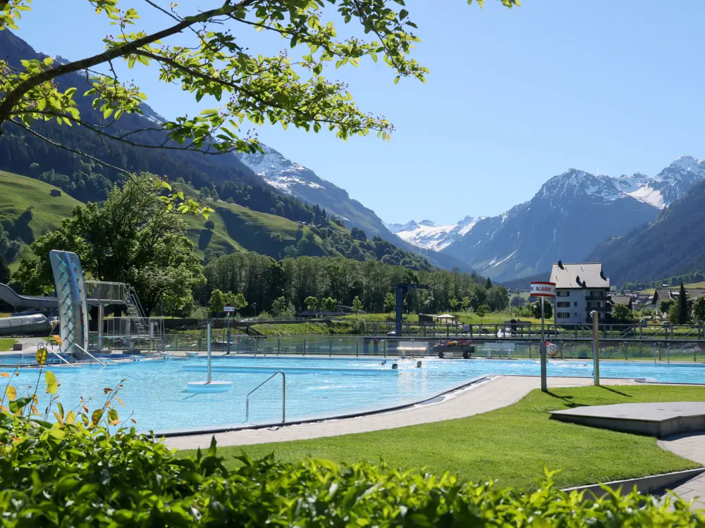 Das Strandbad Klosters ist bei großen und kleinen Besuchern, bei Einheimischen und Gaesten sehr beliebt. Die gepflegte Anlage mit zwei Schwimmbecken, Wasserspielen, Waserspass für Kinder, Wasserrutsch
