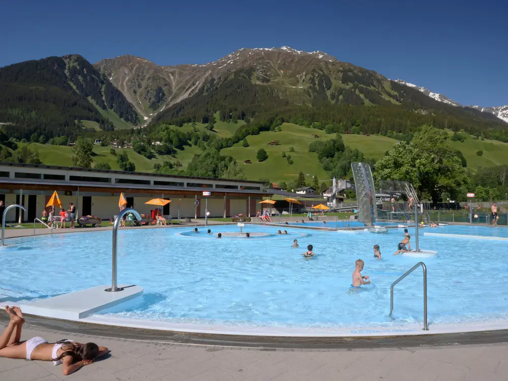 Das Strandbad Klosters ist bei grossen und kleinen Besuchern, bei Einheimischen und Gaesten sehr beliebt. Die gepflegte Anlage mit zwei Schwimmbecken, Wasserspielen, Waserspass fuer Kinder, Wasserruts