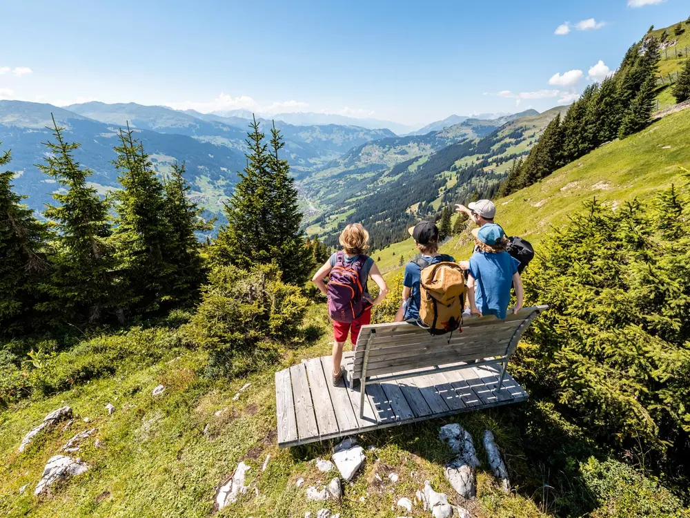 Familie beim Wanderurlaub in Davos Klosters