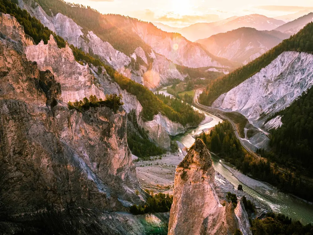 Blick in die Rheinschlucht in der Abenddämmerung
