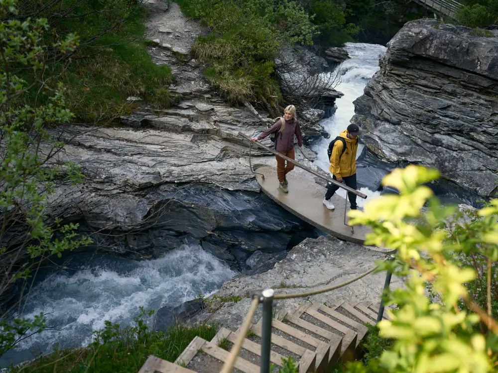 Wanderer in der Region Flims Laax Falera