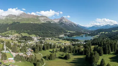 Luftaufnahme von Valbella im Sommer