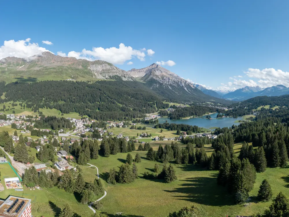 Luftaufnahme von Valbella im Sommer