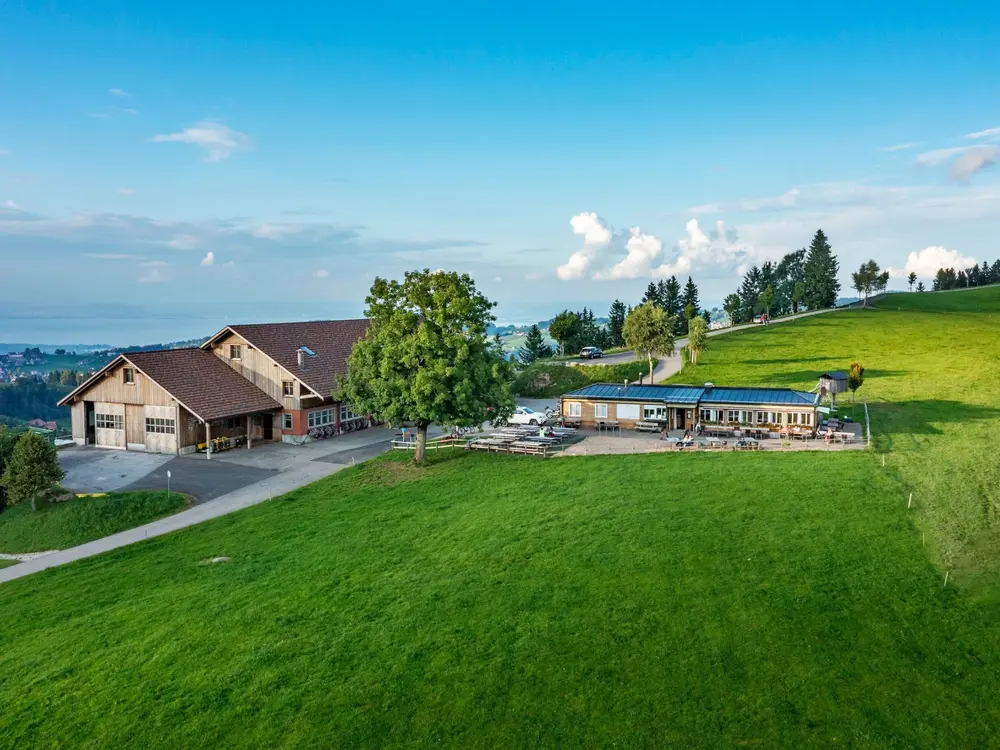 Der Aussichtspunkt Hohe Buche bei Sommerwetter