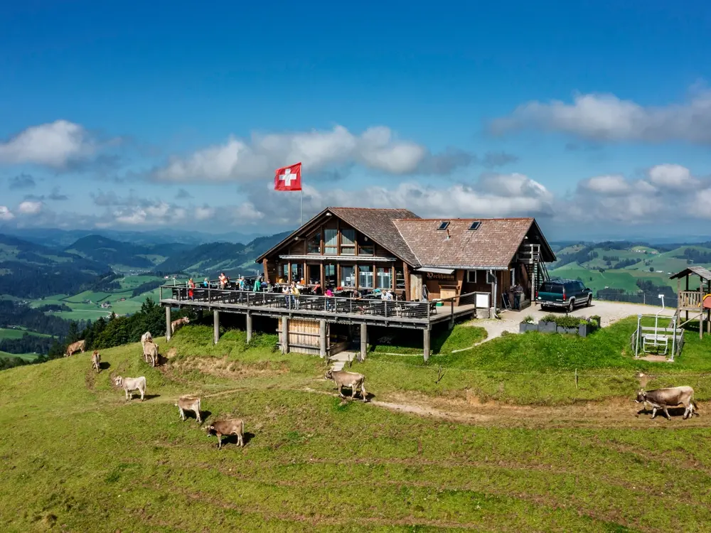 Das Restaurant auf dem Hochhamm inmitten der Hügellandschaft.