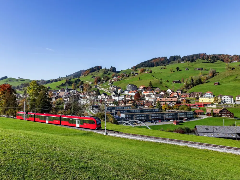 Sicht auf Urnäsch mit den Appenzeller Bahnen im Vordergrund