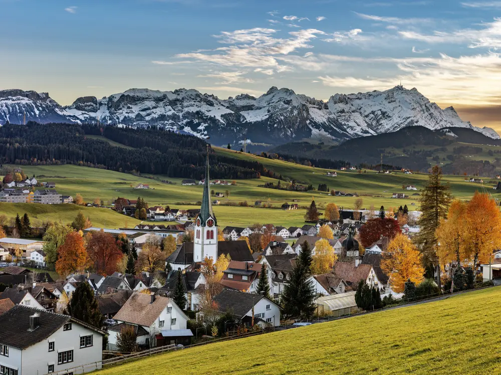 Die Gemeinde Gais, Mittelland, präsentiert sich im Herbst vor dem Alpstein.