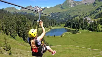 Mädchen an der Seilrutsche Sternensauser in Hoch-Ybrig