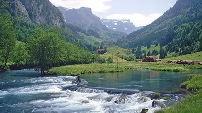 Blick auf die Muota und das Bisistal beim Ort Bisisthal