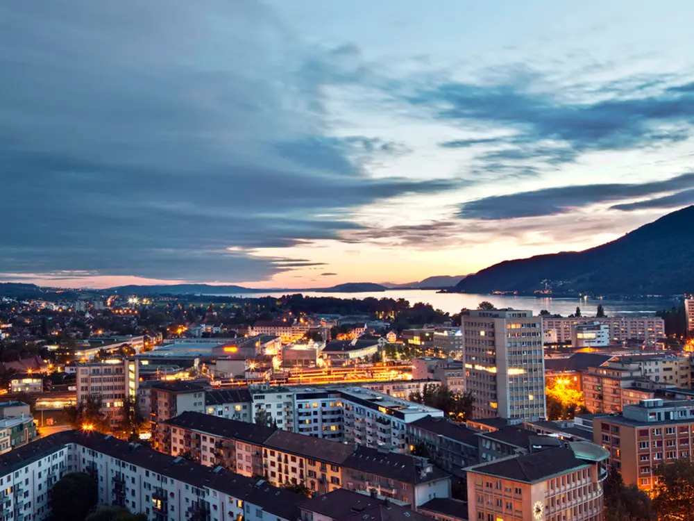 Die Stadt Biel/Bienne in der Abenddämmerung