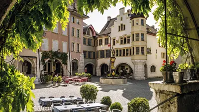 Platz in der Altstadt von Biel/Bienne mit Venner-Brunnen