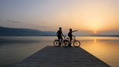 Radfahrer beim Sonnuntergang am Bielersee