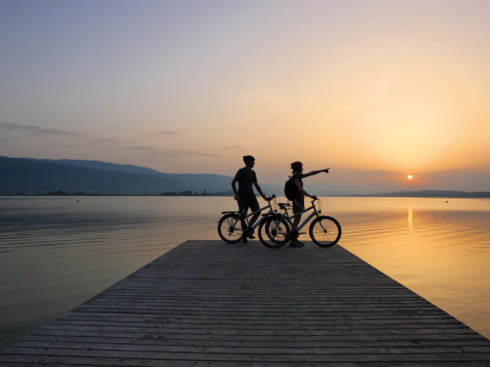 Radfahrer beim Sonnuntergang am Bielersee