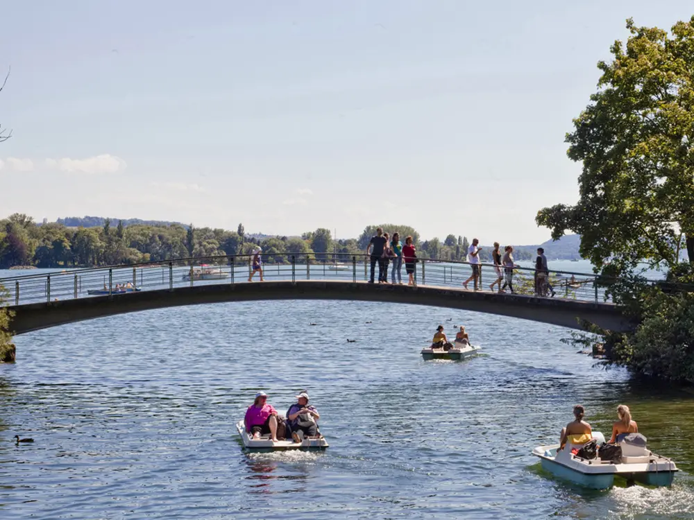 Tretboote auf dem Bielersee