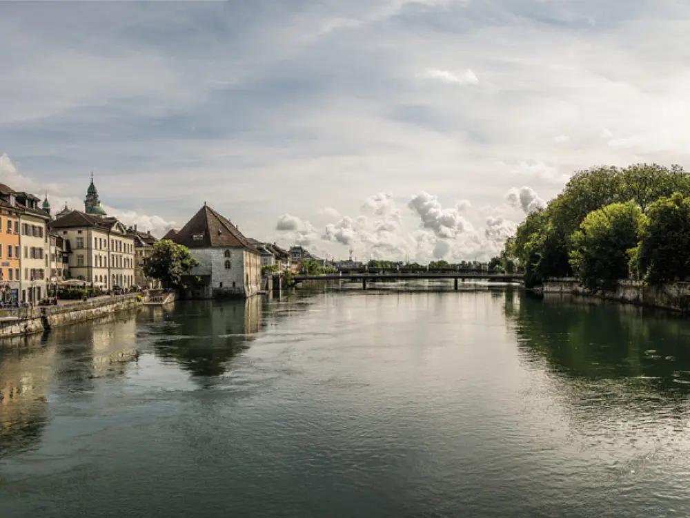 Sicht über die Aare auf die Altstadt von Solothurn mit der St. Ursenkathedrale