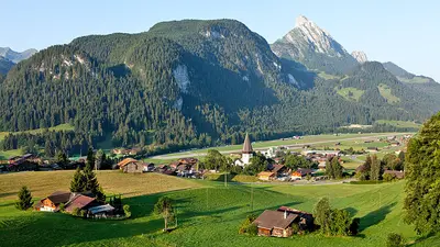 Blick auf den Ort Saanen mit dem Berg Le Rubli im Hintergrund