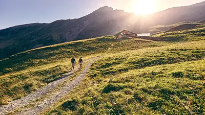 Paar auf einer Wanderung zu einer Alpkäserei bei Gstaad