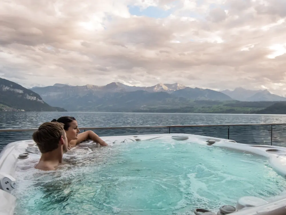 Whirlpool mit Blick auf den Thunersee
