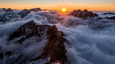 Sonnenuntergang hinter dem Kaiseregg, der höchsten Erhebung über dem Schwarzsee