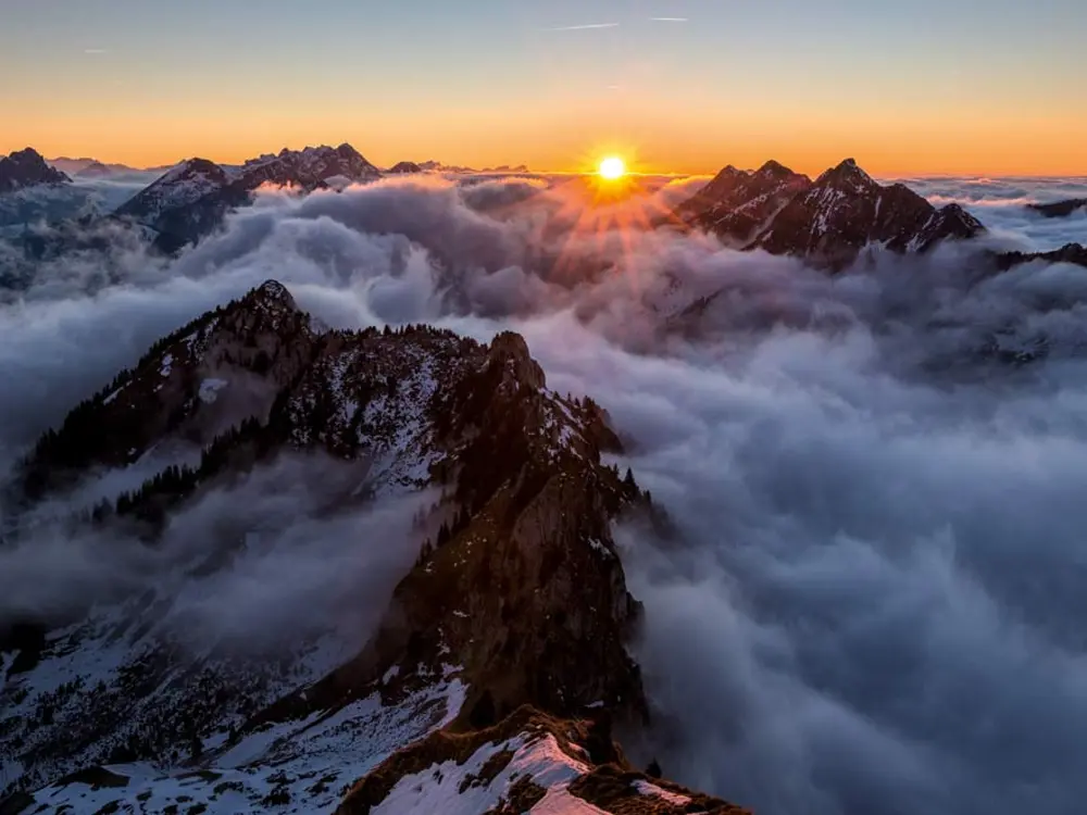Sonnenuntergang hinter dem Kaiseregg, der höchsten Erhebung über dem Schwarzsee