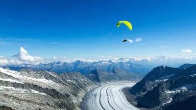 Paraglider über dem Aletschgletscher