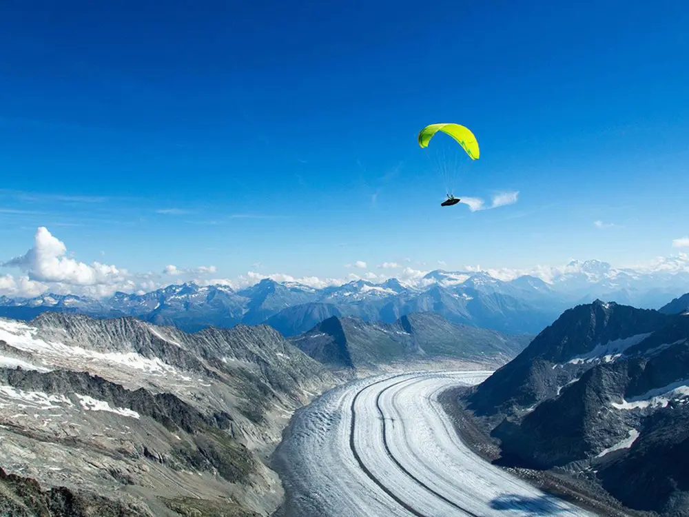 Paraglider über dem Aletschgletscher