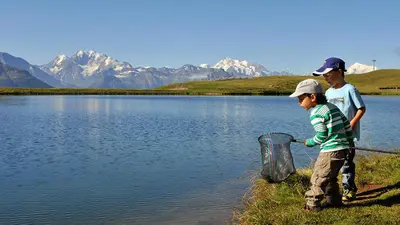 Kinder am Ufer des Bettmersees