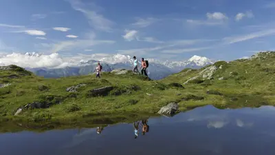 Wanderer am See im Aletschgebiet