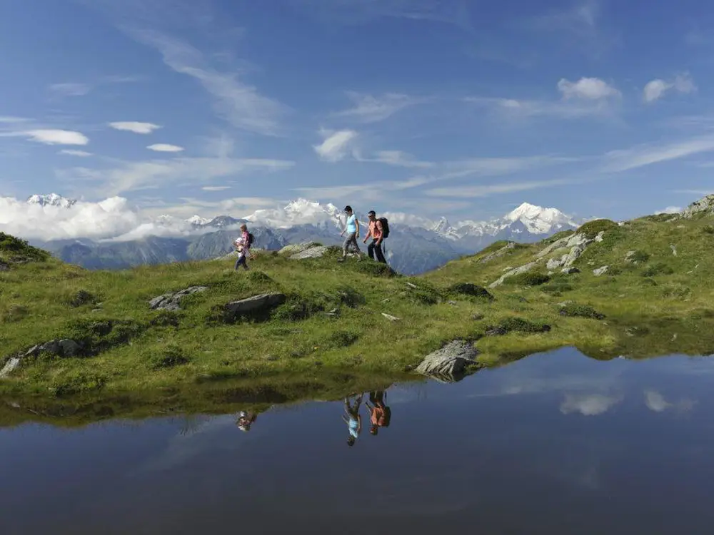 Wanderer am See im Aletschgebiet